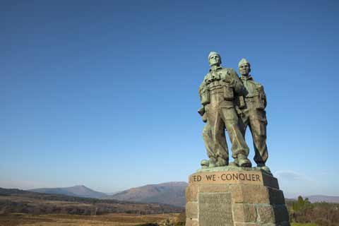 Close up of the three soldiers that are featured in the Commando Memorial
