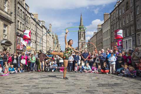 Edinburgh Festival Fringe performer in the Royal Mile