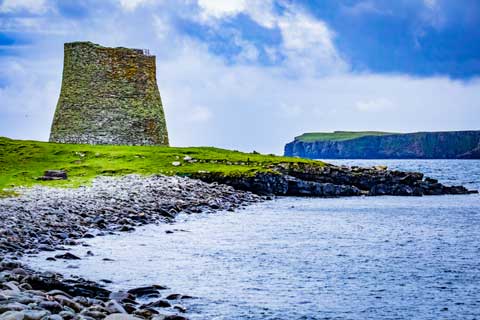 Mousa Broch: a 2,000‑year‑old Iron Age tower rising 13 m above the island.