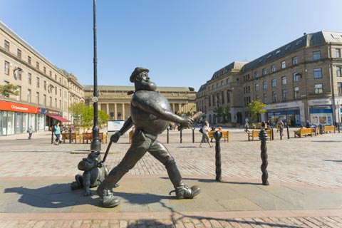 Desperate Dan statue in Dundee City Centre