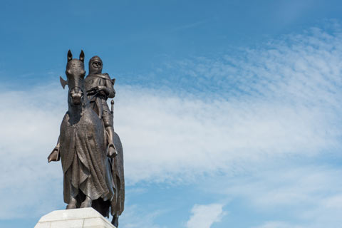 Robert the Bruce Statue - bronze statue in battle dress wielding axe on his horse