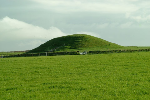 view of Maes Howe - large grass covered mound in field